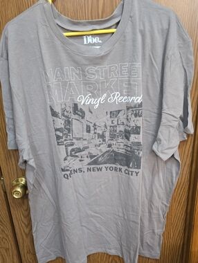 Men’s Taupe Graphic Tee - 'Main Street Market' Size 3X